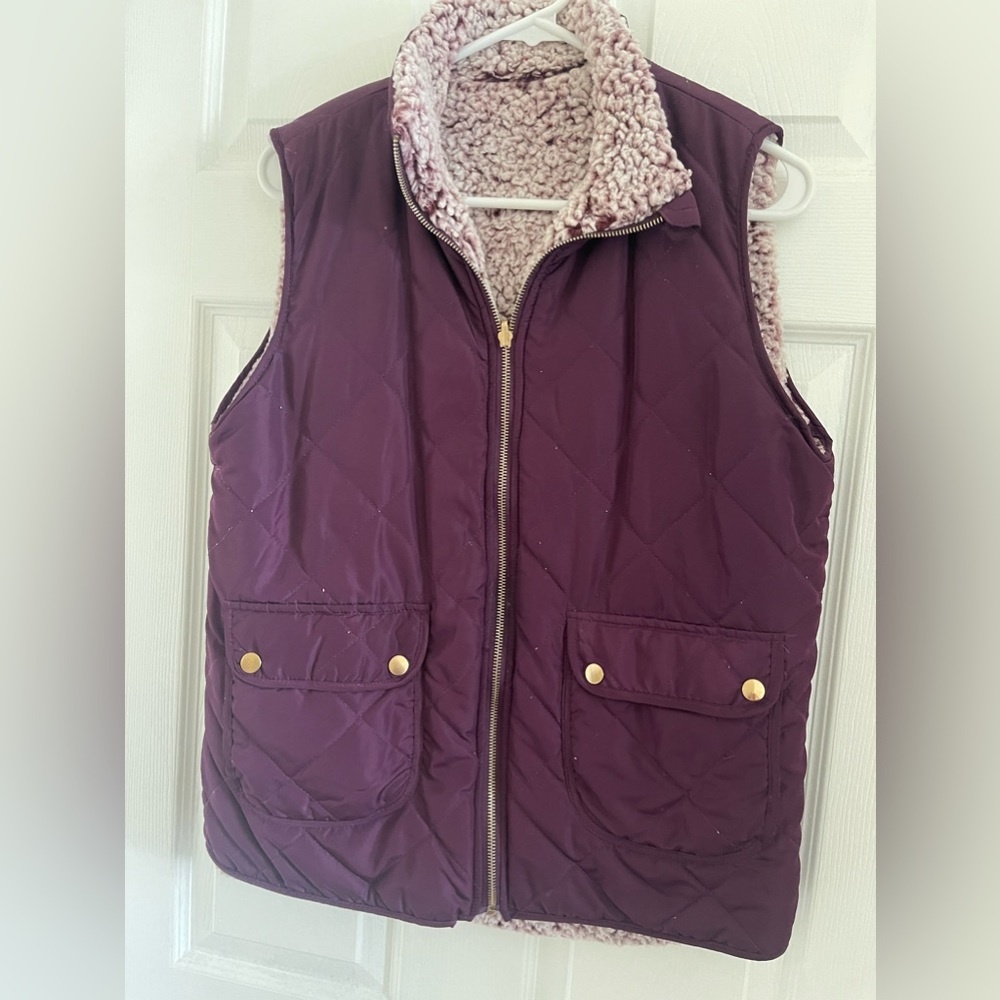 Women’s reversible sherpa vest